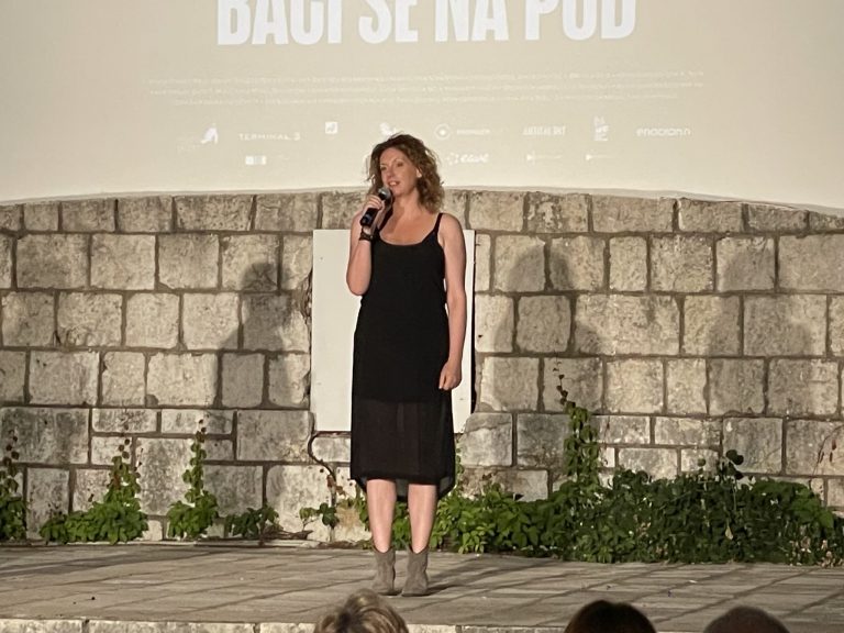 U kinu Slavica premijerno  prikazan film “Baci se na pod” Nine Violić