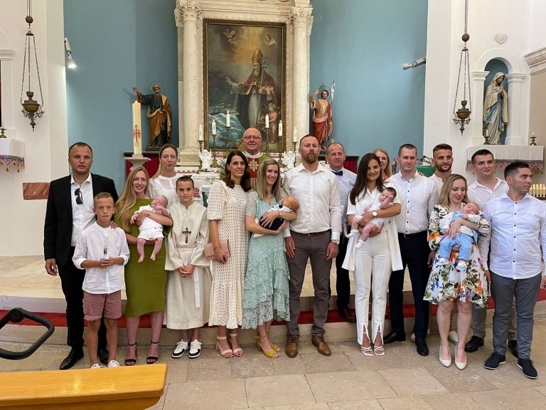 ČILIPI: krštenje bebe u obiteljima Arbulić, Banović, Bukvić i Tadić