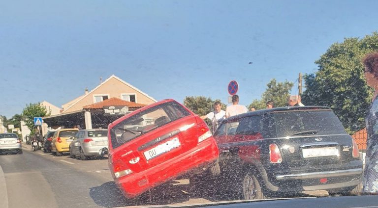 Prometna nezgoda na Vojnoviću, nema ozlijeđenih, oštećena dva parkirana auta