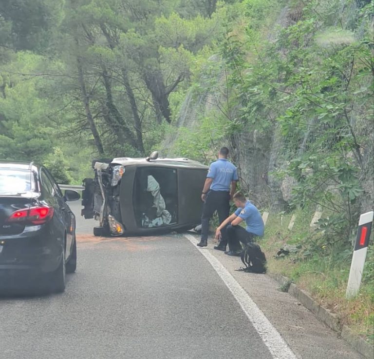 PROMETNA NEZGODA: automobil na boku, na sreću nema teže ozlijeđenih