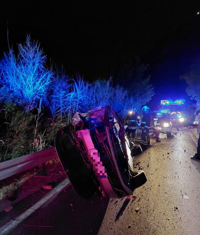 U prevrtanju automobila ozlijeđene tri osobe, jednu izvlačili vatrogasci