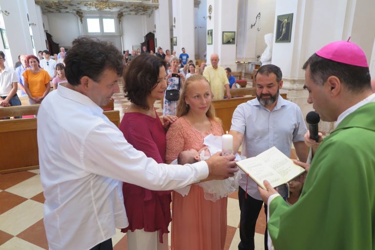 Biskup Glasnović krstio šesto dijete u obitelji Dubravka i Slavice Kutnjak