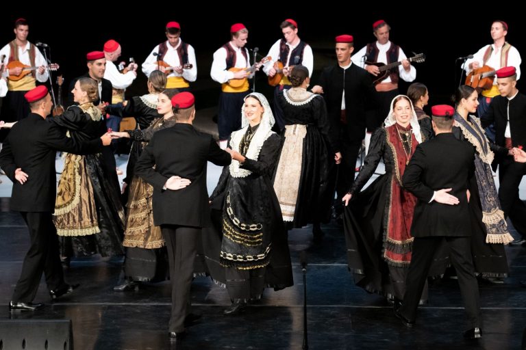 Folklorni ansambl Linđo nastupa u parku Gradac