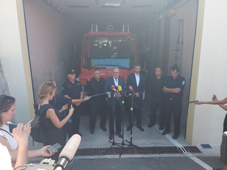 Ministar Božinović obećao pomoć obitelji stradalog vatrogasca, Simović se obratio novinarima s očima punima suza