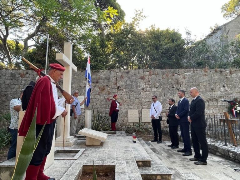 Na Daksi položeni vijenci u znak sjećanja na 53 nevine žrtve