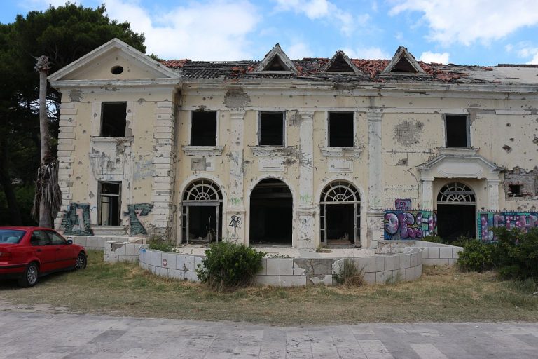 Ruševina hotela Grand pretvara se u filmski set, stiže i slavna oskarovka