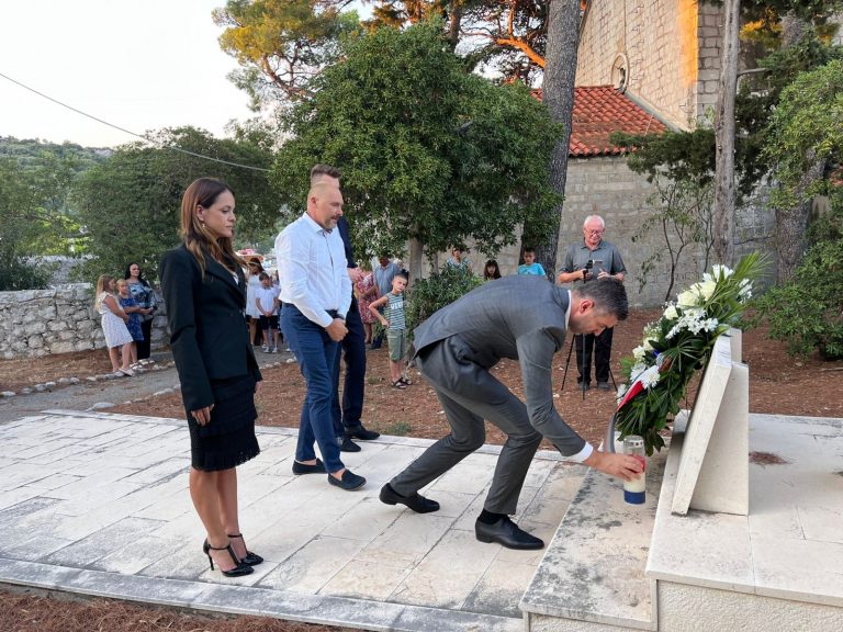 Izaslanstvo Grada Dubrovnika položilo vijenac kod Spomen obilježja u Zatonu