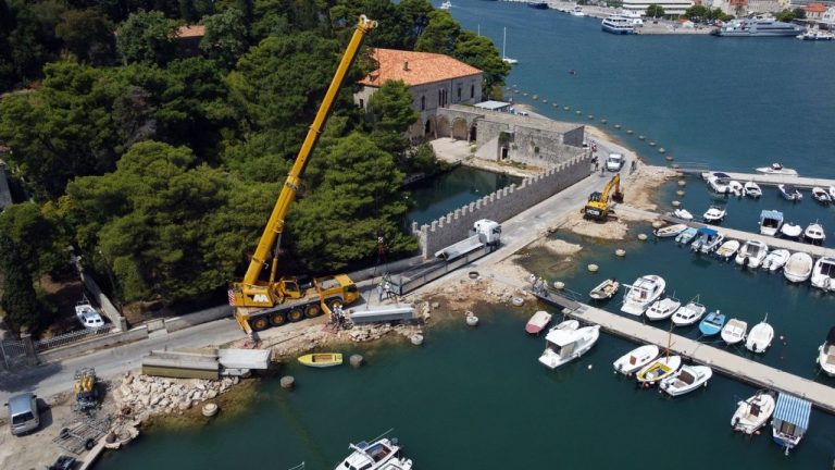 PROJEKTI GRADA: Započela montaža obalnog zida na Lapadskoj obali, Dubrovnik u finalu Seatrade Cruise nagrade za destinaciju godinu