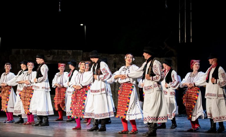 Folklorni ansambl Linđo nastupio u parku Gradac