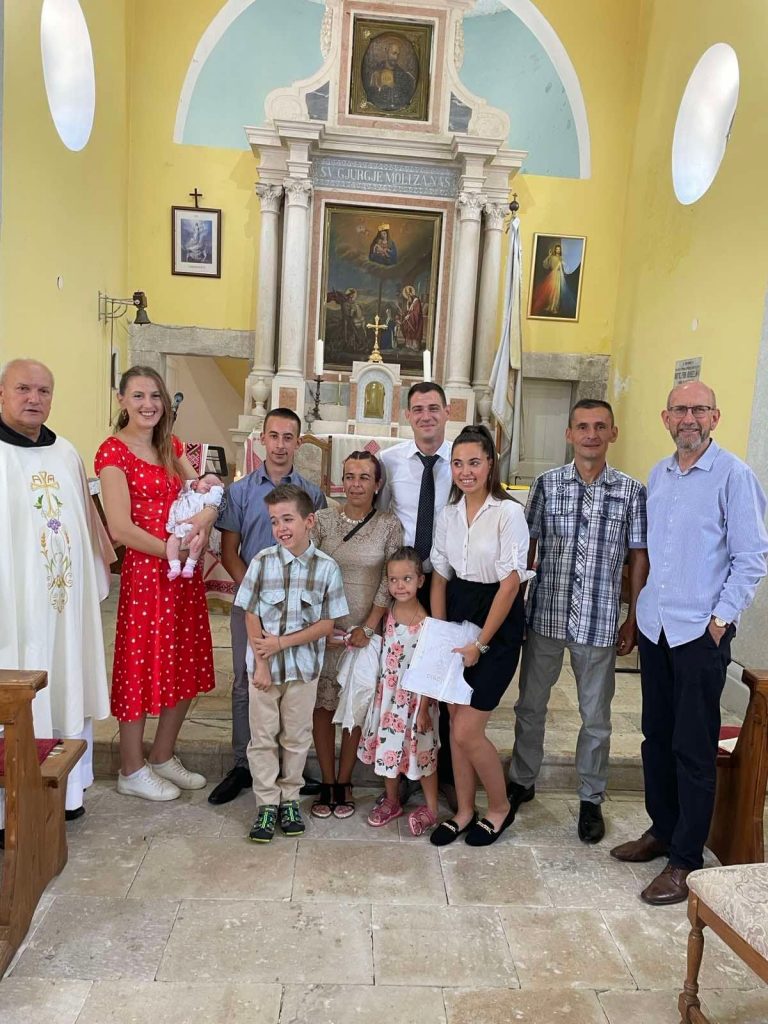 VESELJE U STRAVČI: obitelj Mađar krstila peto dijete