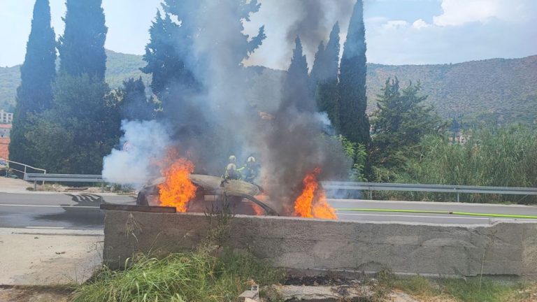 FOTO/VIDEO: U Zatonu se zapalio automobil