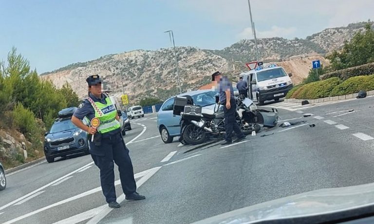 Sudar automobila i motocikla kod skretanja za Čibaču
