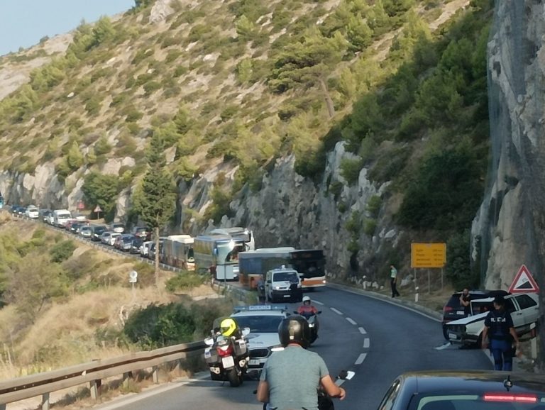 PROMETNA NA MAGISTRALI Sudar autobusa i dva automobila, tri osobe ozlijeđene