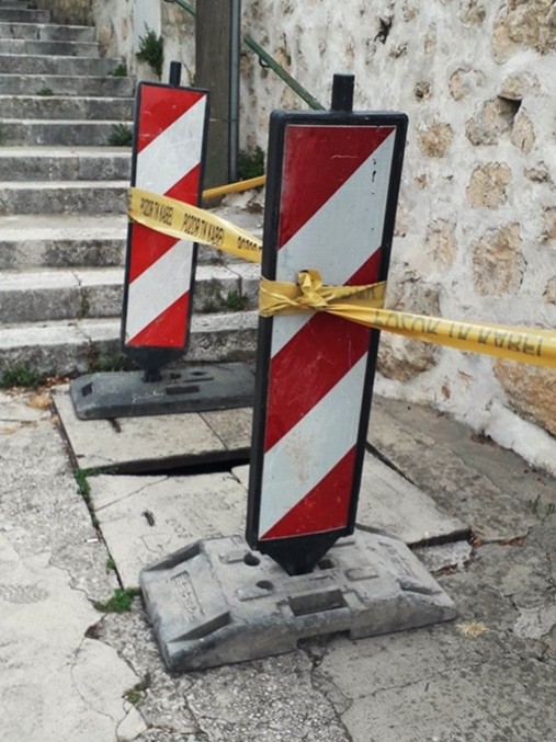Grad naložio postavljanje ograde i popravak poklopca betonskog šahta u Ulici Zrinsko-Frankopanskoj