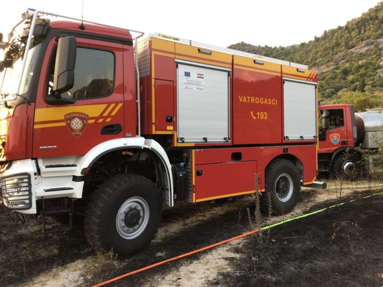 Vatrogasci su noćas rješavali i poplavu i požar