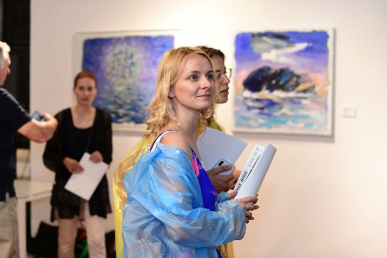 Otvorena izložba Nika Ančića „Događanje boje“ – slikar iz Trpnja, čija su djela obišla svijet
