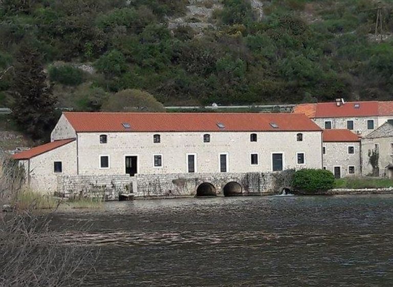 Prodaje se klub Bombonera po sniženoj cijeni, Slezak i Valentić prodaju Sklop mlinova na izvoru u Zatonu