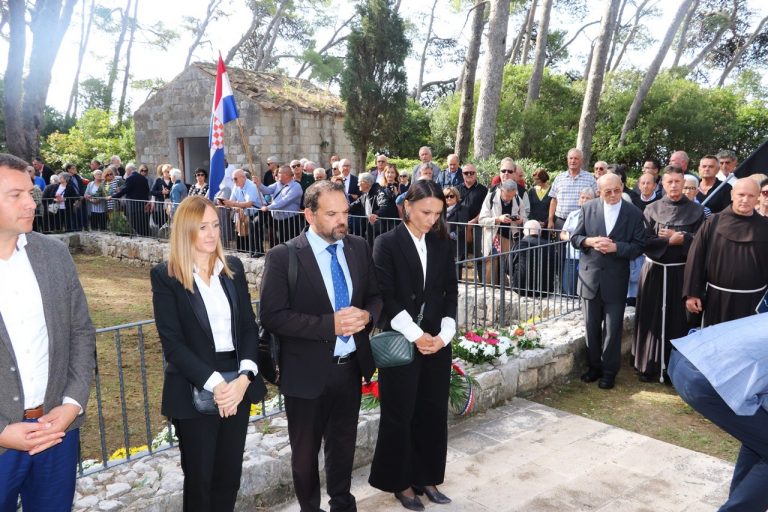Položeni vijenci u spomen na 53 žrtve pogubljene na Daksi