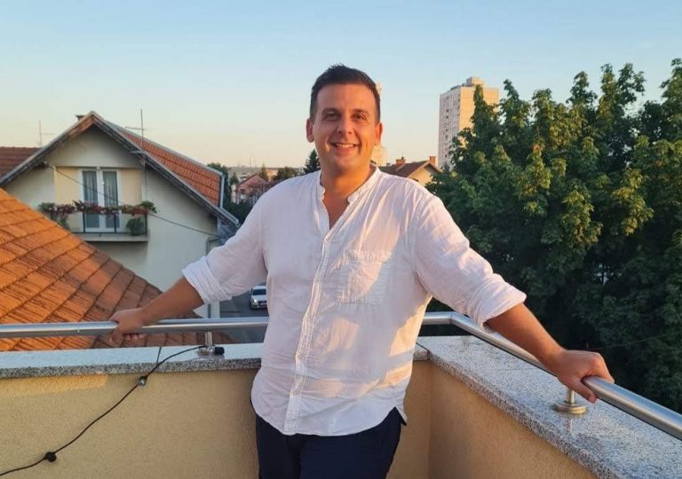 Dr. Tomislav Vlahinić: Nakon što je završio medicinu, upisao je Filozofski fakultet.  Prijatelji ga, u šali, zovu “romanodermatolog”.