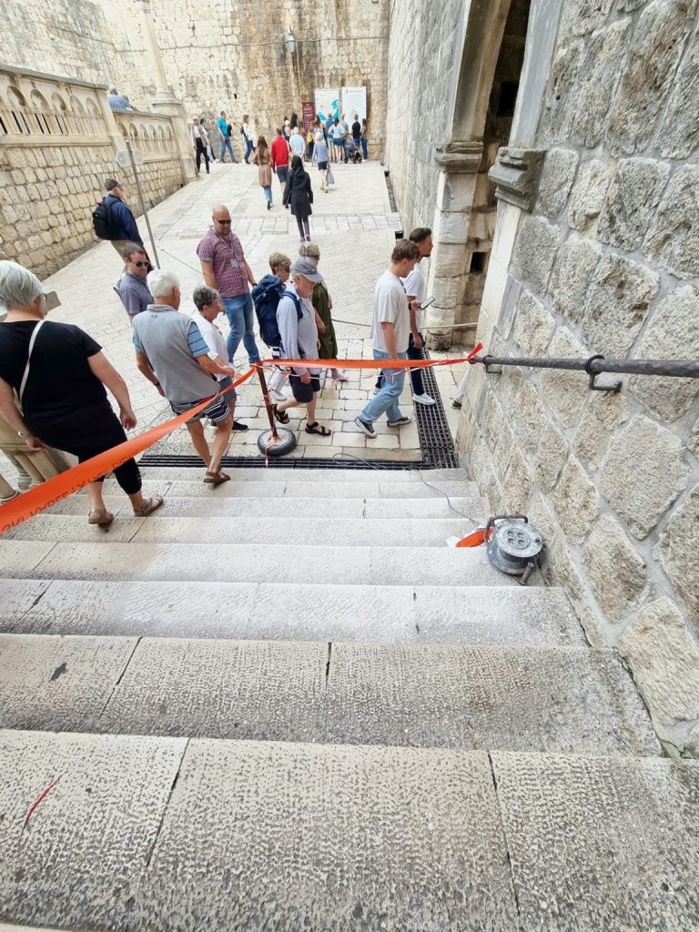 Radovi u Vratima od Pila, štokanje kamena zbog sigurnosti kretanja