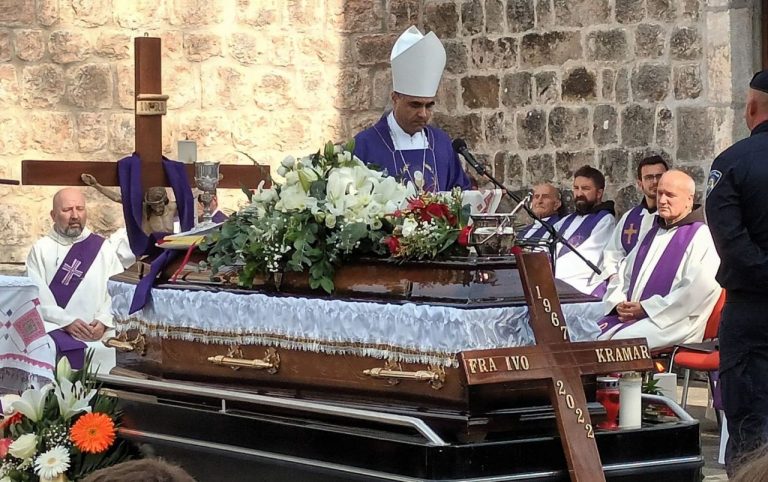 Mnoštvo Konavljana ispratilo fra Iva Kramara na vječni počinak u Pridvorju