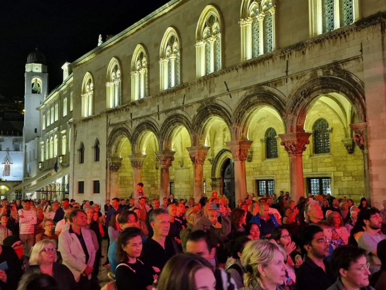 Koncert ispred Katedrale privukao brojnu publiku