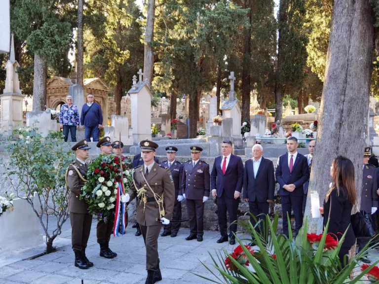 Predsjednik Milanović položio cvijeće na Boninovu, s Frankovićem upalio svijeću na grobu Nojka Marinovića