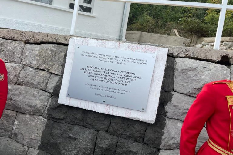 Vojska Crne Gore spriječila inspekciju da ukloni spomen ploču s Morinja