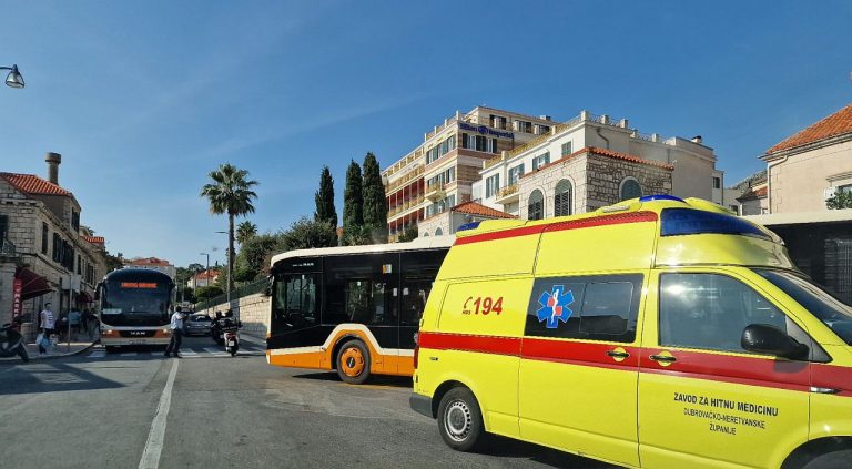 Starija žena ozlijeđena na Pilama, trčala je na autobus