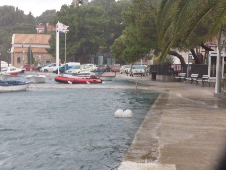 Poplavile rive diljem županije, vatrogascima pune ruke posla
