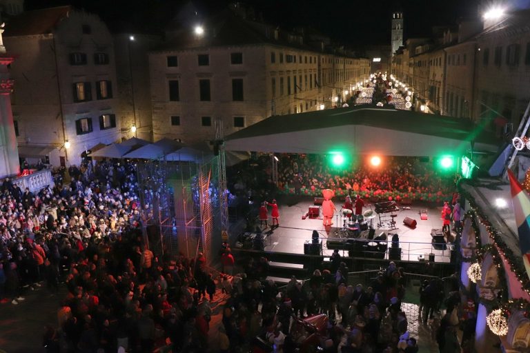 Grad je prepun ljudi, otvoren je Zimski festival: mažoretke, djedica, kolendari, radost