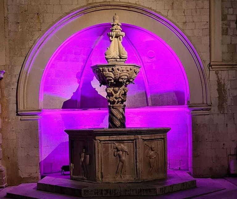 Mala fontana i Pelješki most u ljubičastom za “palčiće”