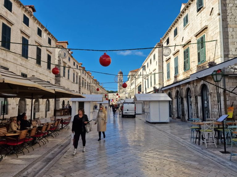 FOTO: Postavljaju se kućice na Stradunu