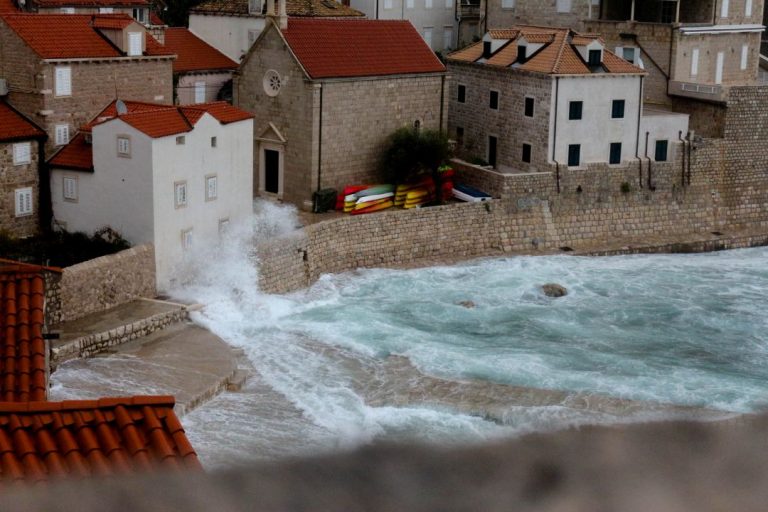 Priopćenje DHMZ-a: Slijede obilne oborine i olujno jugo, moguća plavljenja pojedinih riva