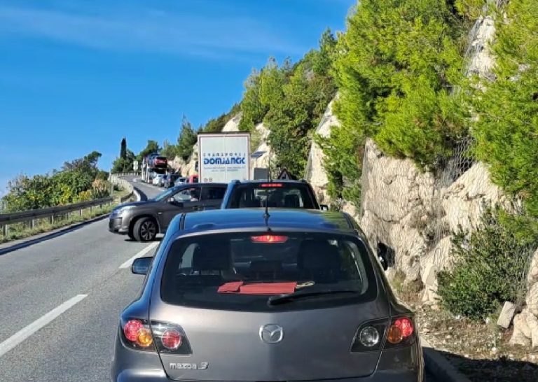 Automobil se ispod vidikovca prevrnuo na krov, promet otežan