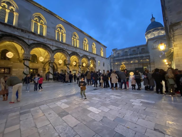 Svi se žele slikati s djedicom iz Laponije, mališani strpljivo čekaju u redu ispred Dvora