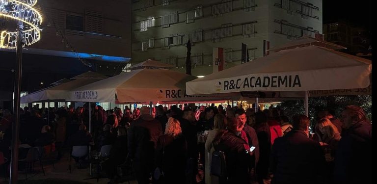 Bosutski bećari privukli brojnu publiku ispred Studentskog doma