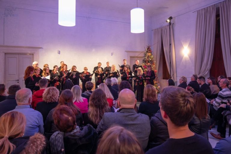 Dubrovački komorni zbor božićnim koncertom oduševio prepunu Kabogu