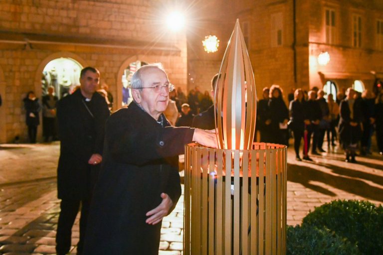 Nadbiskup Želimir Puljić upalio adventsku svijeću mira