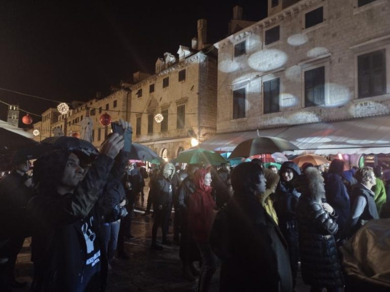 Kiša nije omela Dubrovčane da dođu na Urbanov koncert na Stradunu