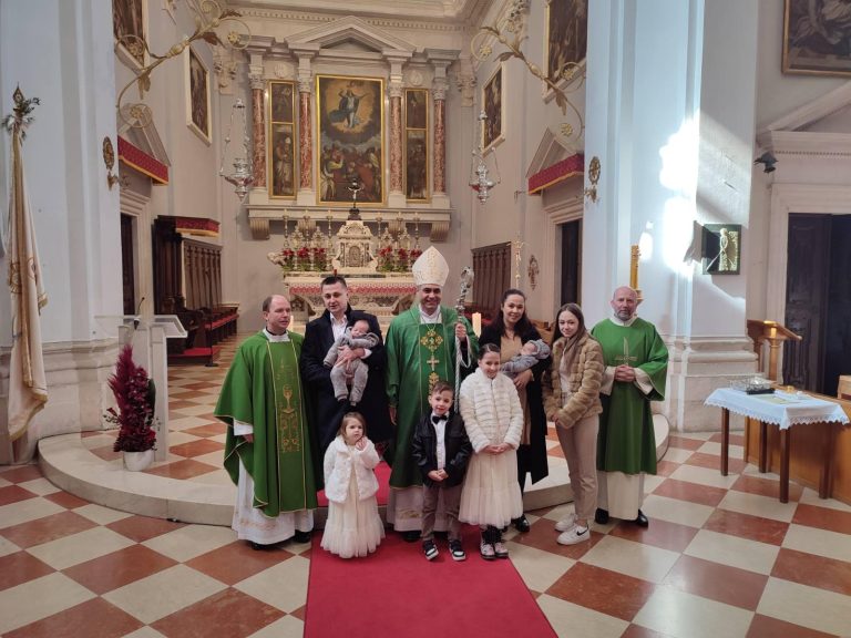 Biskup Glasnović krstio blizance obitelji Gilja