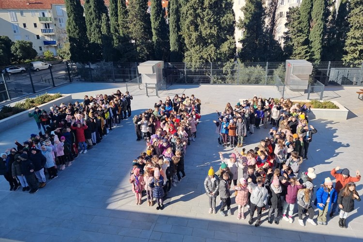 VIDEO: Milenijska fotografija učenika OŠ Montovjerna