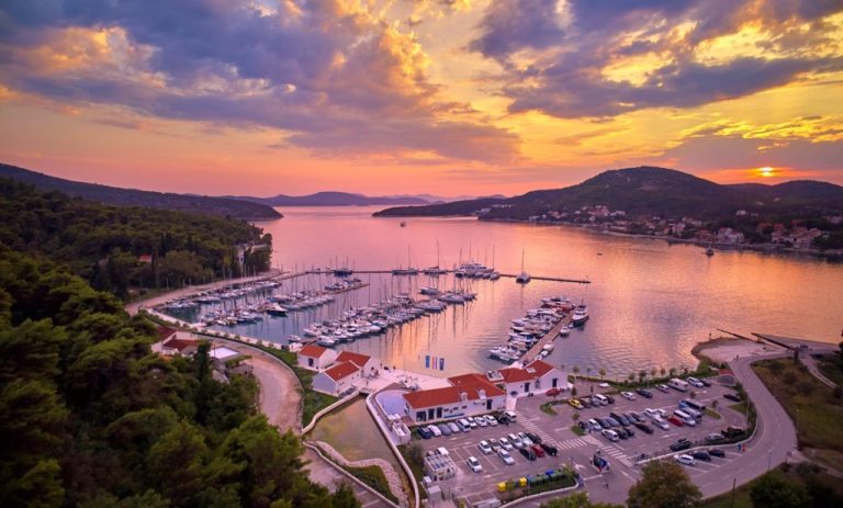 OSOBLJU ACI MARINE SLANO Zlatni osmijeh Jadrana