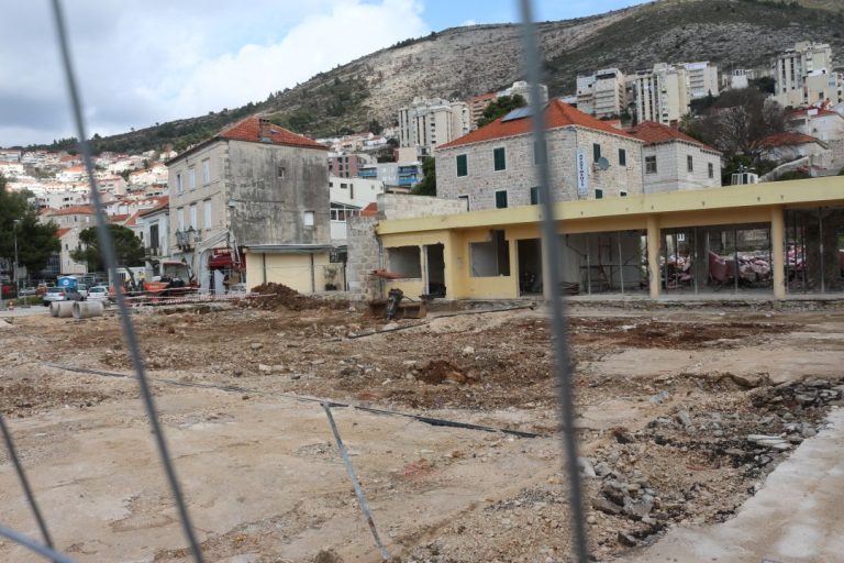 Zbog povremenog ispumpavanja mora iz jama u sklopu radova na gruškoj placi dolaziti će do zamućenja mora