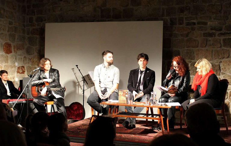 Mnoštvo Dubrovčana okupilo se na predstavljanju zbirke poezije Sanina Karamehmedovića, nisu svi mogli ući