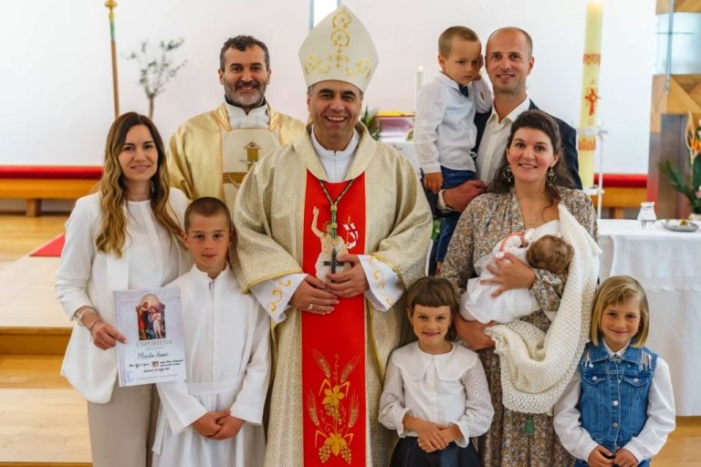 Biskup Roko krstio malu Moniku, peto dijete obitelji Hasan