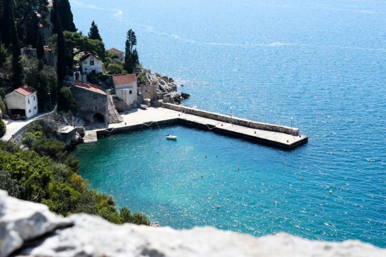 Poznati hrvatski političar gradi kuću s bazenom u Trstenom