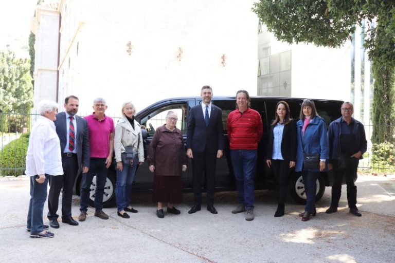 Gradonačelnik uručio kombi vozilo Društvu distrofičara i invalida cerebralne i dječje paralize