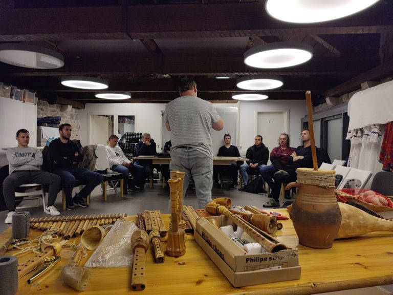 Linđovci se educiraju o tradicijskim hrvatskim instrumentima i uče od najboljeg