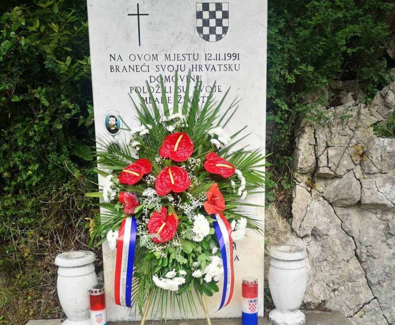Cvijeće i svijeće za poginule uz 31. obljetnicu oslobođenja Rijeke dubrovačke